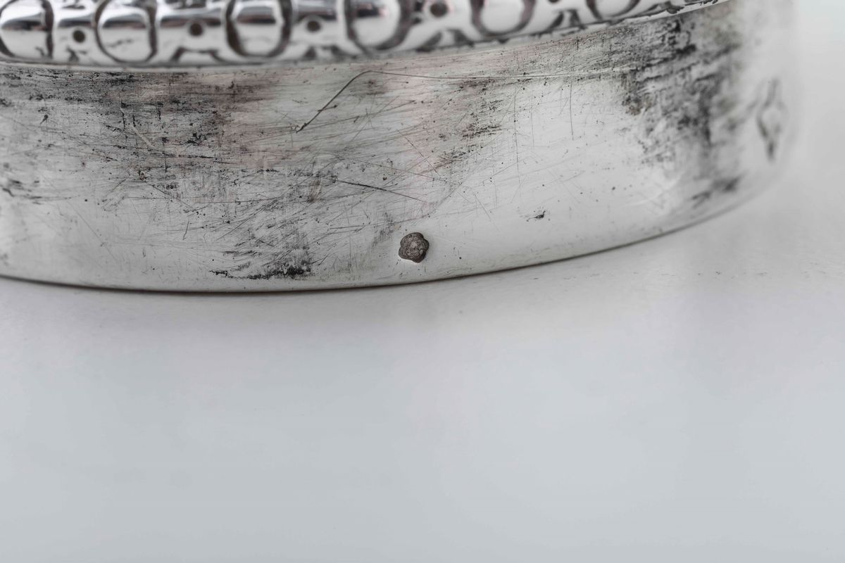 Coppia di Spargizucchero in Argento Fuso, Sbalzato, Traforato e Cesellato. Punzoni della Città di...