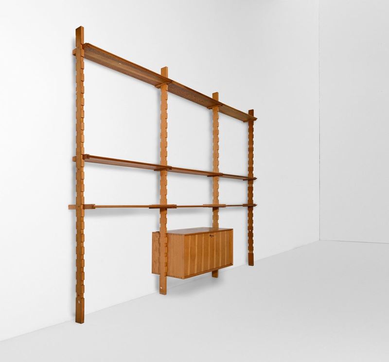 Libreria modulare a parete con mobile contenitore e quattordici mensole in legno.  - Auction Design - Cambi Casa d'Aste
