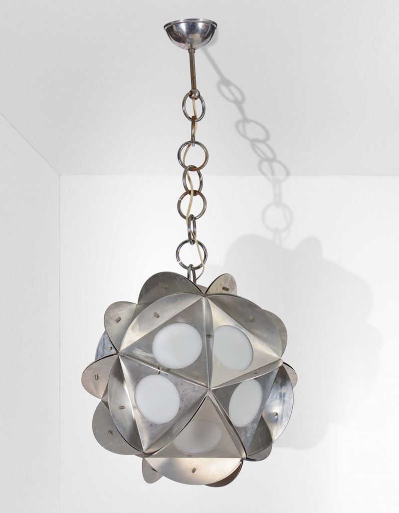 Lampada a sospensione con struttura in metallo cromato e metallo laccato.  - Auction Design - Cambi Casa d'Aste