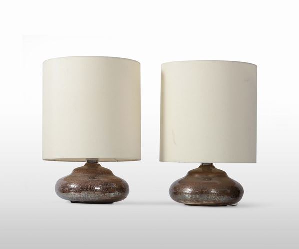 Coppia di lampade con base in ceramica e paralume in tessuto.