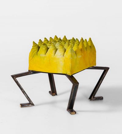 Pouf Scultoreo con Struttura in Metallo e Legno Laccato.
