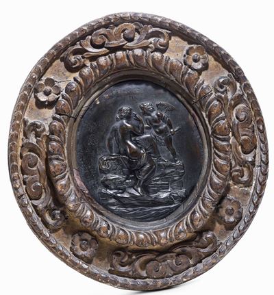 Venere e Cupido Bronzo Fuso e Cesellato. Cornice in Legno Scolpito e Dorato (non Coeva). Datato 1...