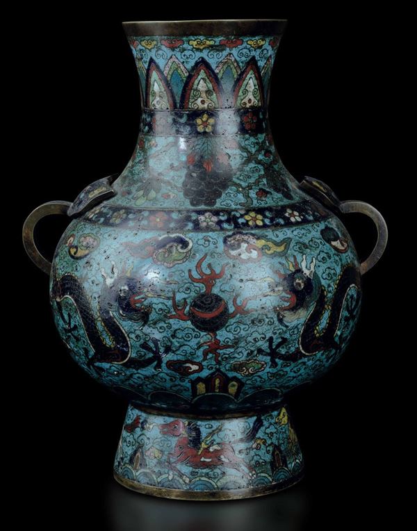Vaso smalti cloisonnè con figure draghi, decori floreali e anse con mascheroni, Dinastia Ming, XVII secolo