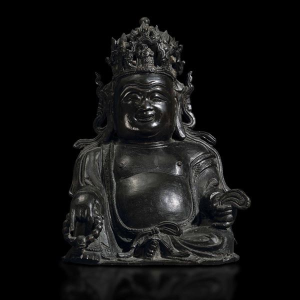 Figura di Budai seduto in bronzo con corona e collana da preghiera, Cina, Dinastia Ming, fine XVI secolo