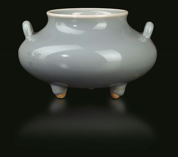 Incensiere tripode a doppia ansa in porcellana Clair de Lune, Cina, Dinastia Qing