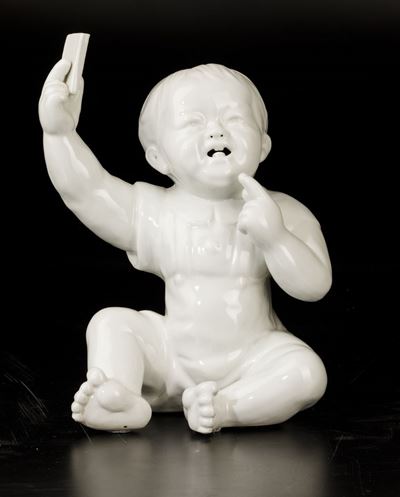 Figura di Mao Tse-tung Bambino Seduto con Libro in Porcellana Blanc De Chine, Cina, 1960 Ca.