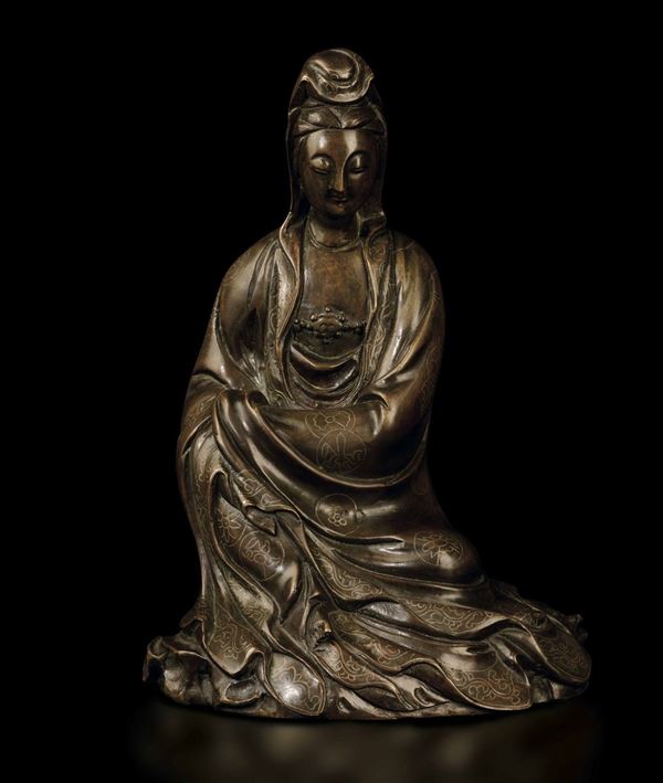 Figura di Guanyin seduta in bronzo Shi Shou niellato in argento, Cina, Dinastia Qing, XVIII secolo