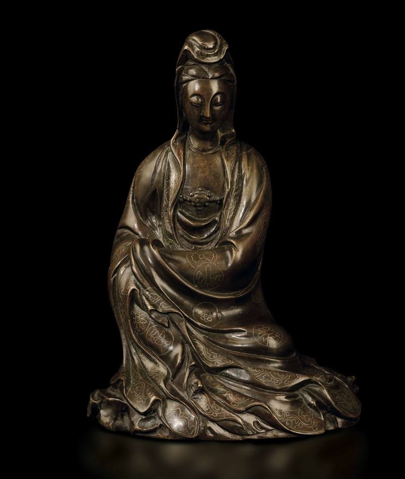 Figura di Guanyin seduta in bronzo Shi Shou niellato in argento, Cina, Dinastia Qing, XVIII secolo  - Asta Fine Chinese Works of Art - Cambi Casa d'Aste