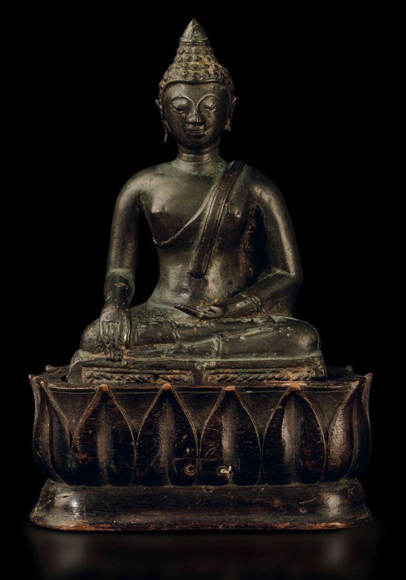 Figura di Buddha Sakyamuni in bronzo su base in legno a foggia di fiore di loto, Cina, Dinastia Ming, XIII secolo  - Asta Fine Chinese Works of Art - Cambi Casa d'Aste