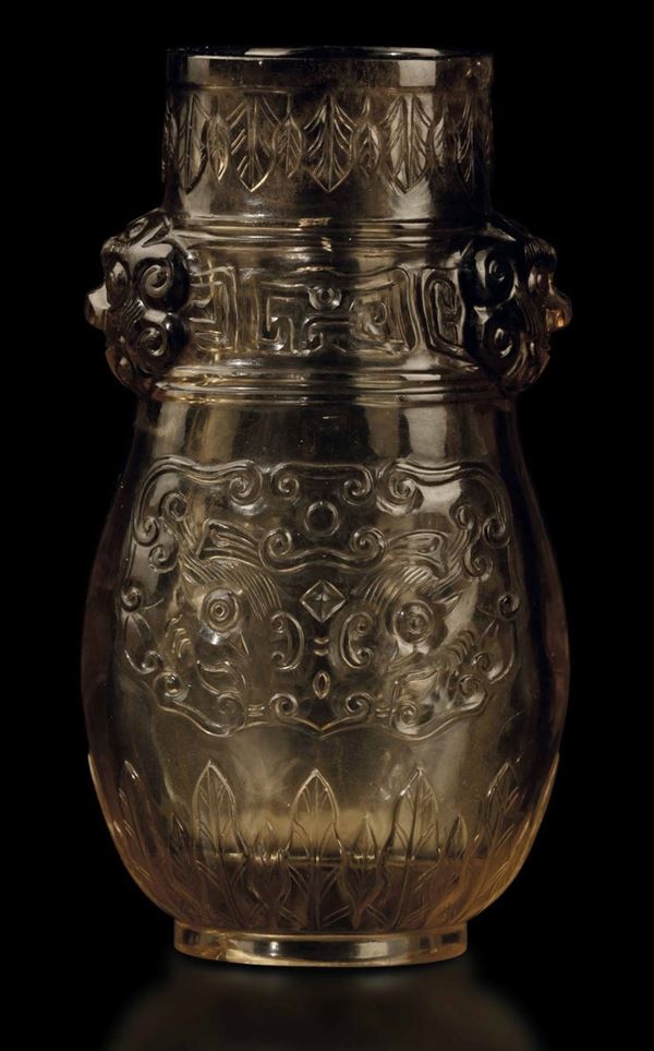 Vaso con decoro a maschere Taotie e mascheroni finemente scolpito in cristallo di rocca, Cina, Dinastia Qing, XIX secolo