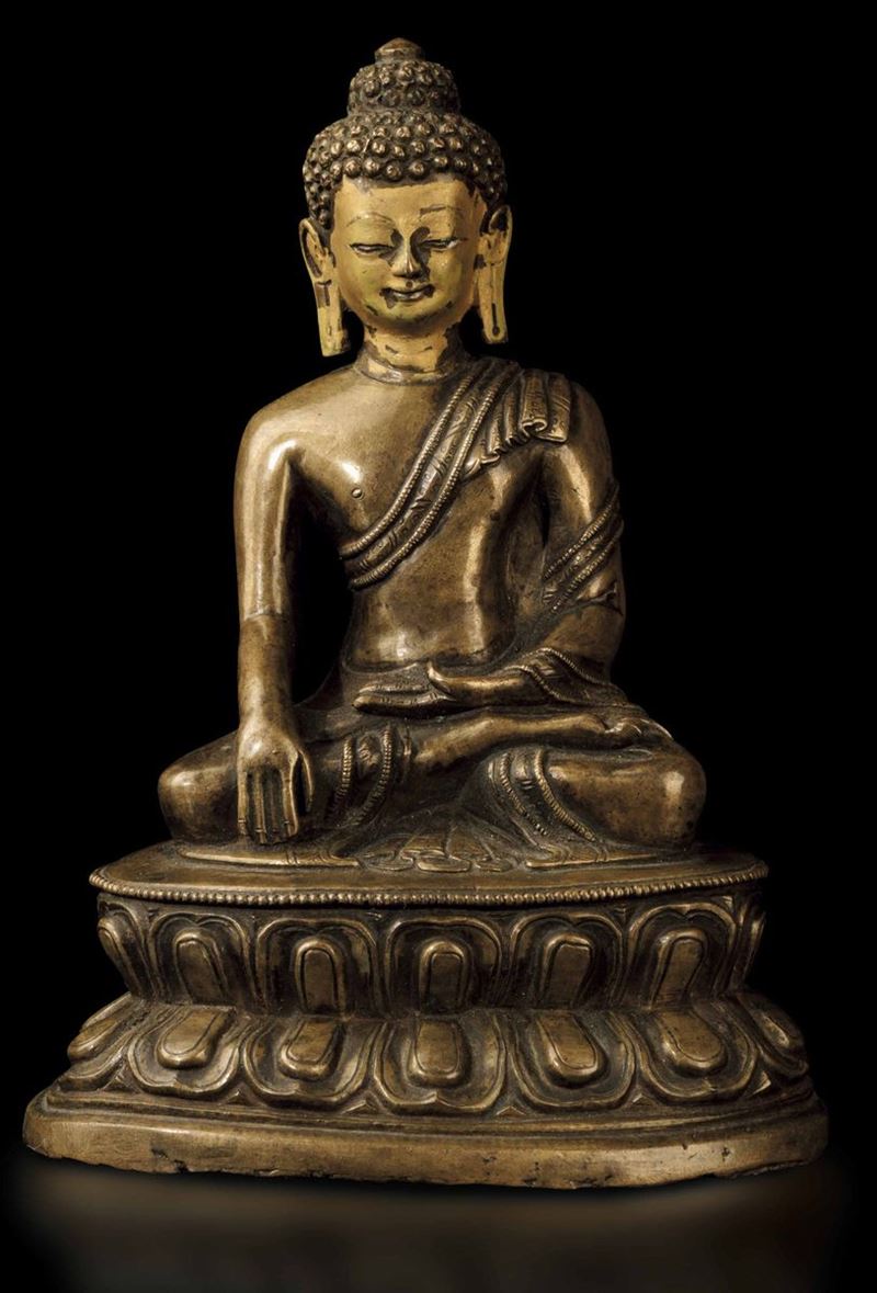 Figura di Buddha Sakyamuni seduto su doppio fiore di loto in bronzo parzialmente dorato, Cina, Dinastia Ming, XVI secolo  - Asta Fine Chinese Works of Art - Cambi Casa d'Aste