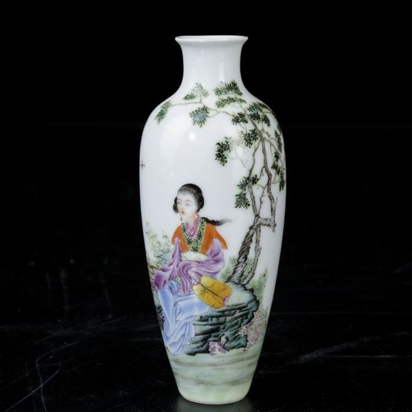 Piccolo vaso in porcellana con figura di fanciulla con ventaglio seduta entro paesaggio, Cina, Dinastia Qing, XIX secolo