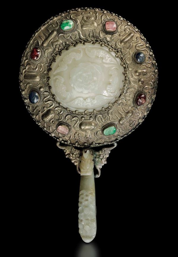 Specchio con placca giada bianca con fiore, pipistrelli, innesti in pietre dure e manico con fibbia a guisa di draghetto, Cina, Dinastia Qing, epoca Qianlong (1736-1796)