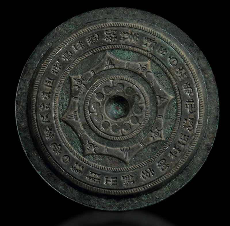 Placca da specchio in bronzo con simboli incisi, Cina, Dinastia Wei (386-534)  - Asta Fine Chinese Works of Art - Cambi Casa d'Aste