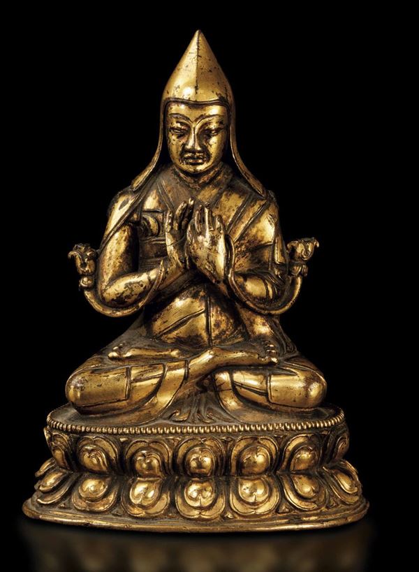 Figura di Lama Tsonkapa seduto su doppio loto in bronzo dorato, Tibet, XVIII secolo
