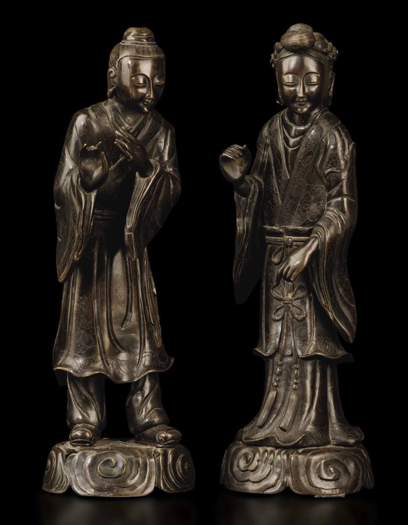 Coppia di suonatori stanti in bronzo, Cina, Dinastia Ming, XVII secolo  - Asta Fine Chinese Works of Art - Cambi Casa d'Aste