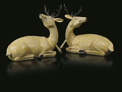Coppia di Cerbiatti Accovacciati in Porcellana Smaltata, Cina, Dinastia Qing, Epoca Jiaqing (1796...