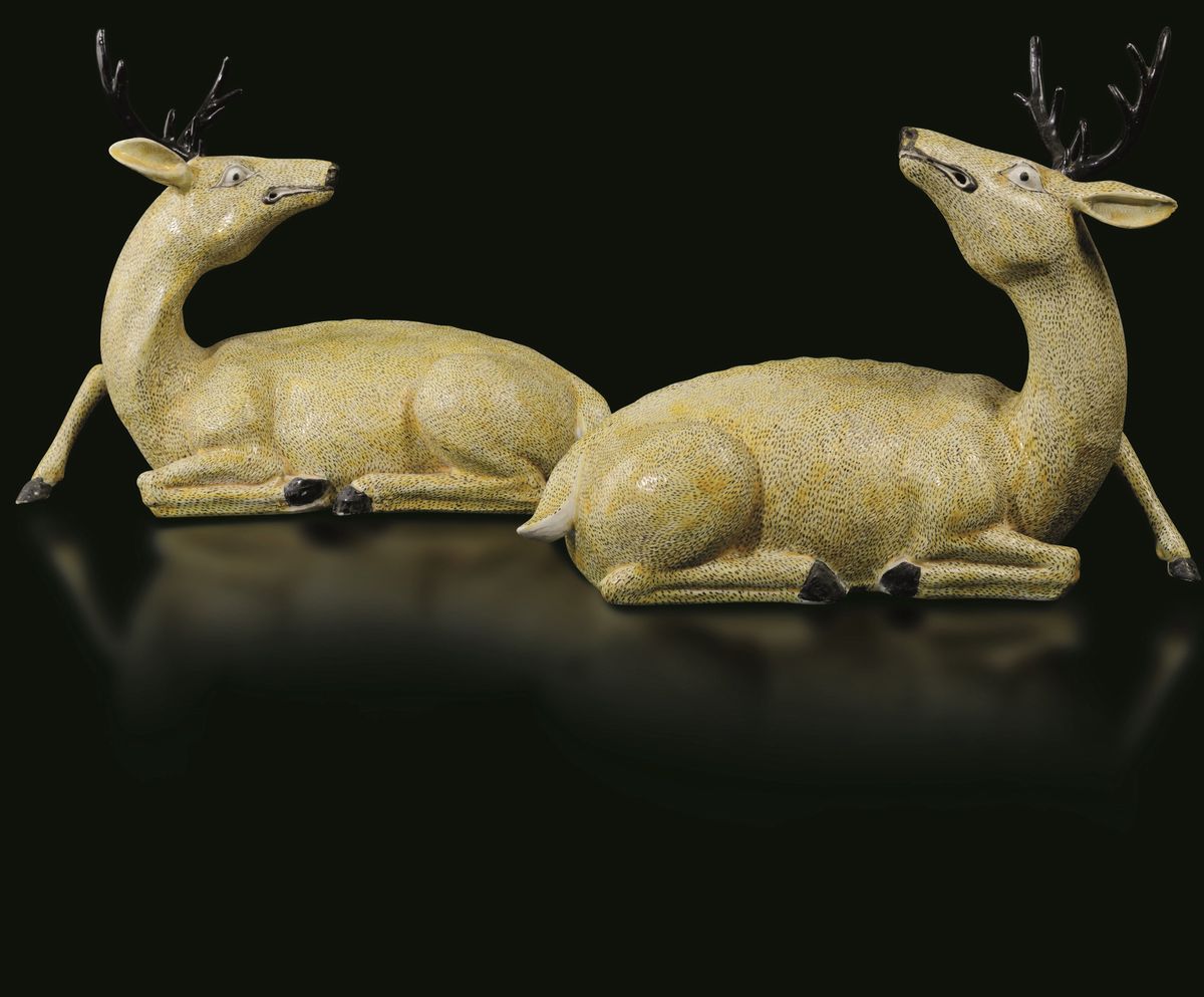Coppia di Cerbiatti Accovacciati in Porcellana Smaltata, Cina, Dinastia Qing, Epoca Jiaqing (1796...