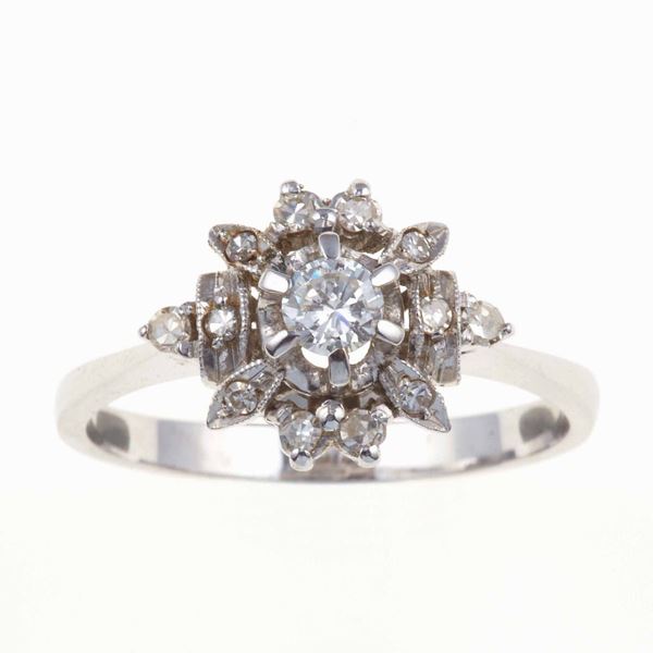 Anello con diamante centrale taglio brillante di ct 0.17 circa e piccoli diamanti taglio huit-huit a contorno