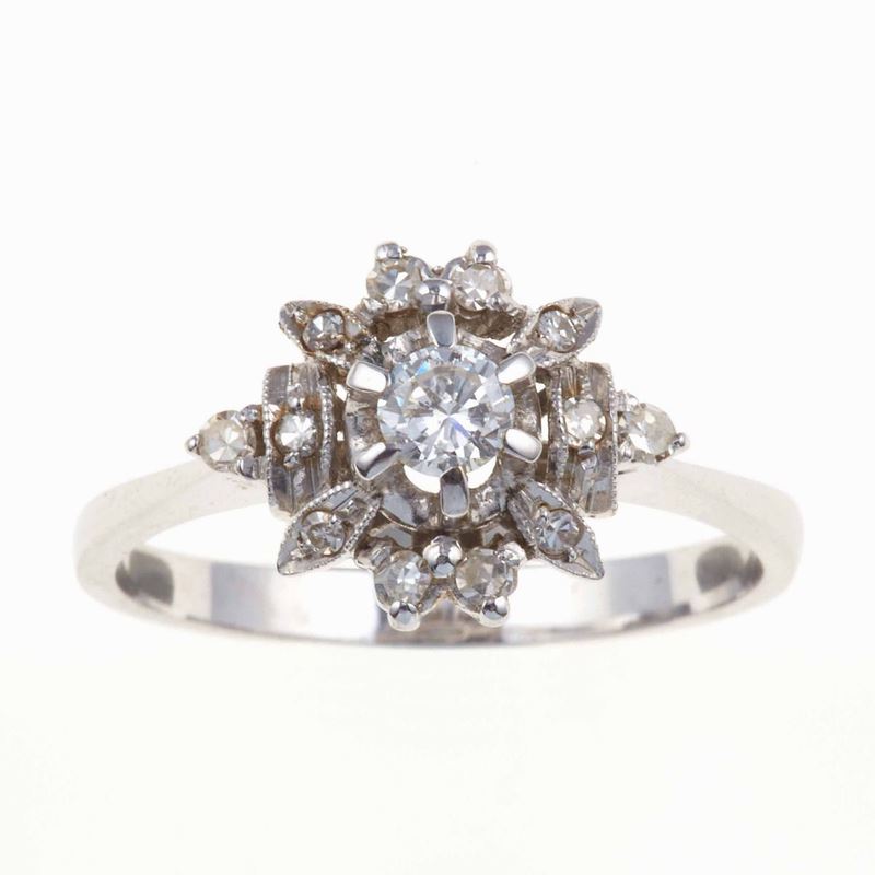 Anello con diamante centrale taglio brillante di ct 0.17 circa e piccoli diamanti taglio huit-huit a contorno  - Auction Jewels | Cambi Time - Cambi Casa d'Aste