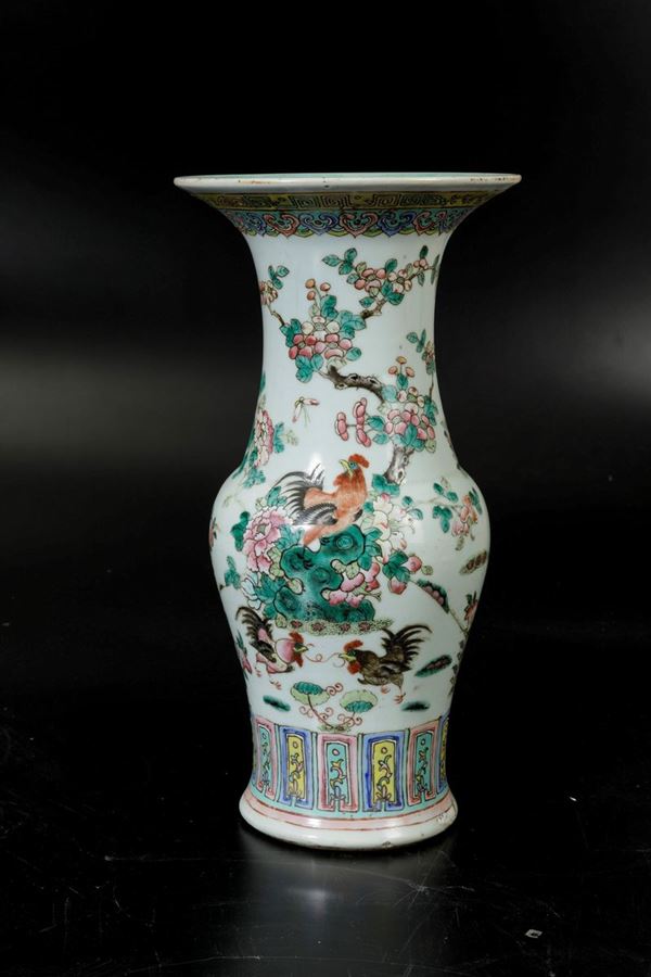 Vaso in porcellana sui toni della Famiglia Rosa raffigurante galli entro paesaggio, Cina, Dinastia Qing, XIX secolo