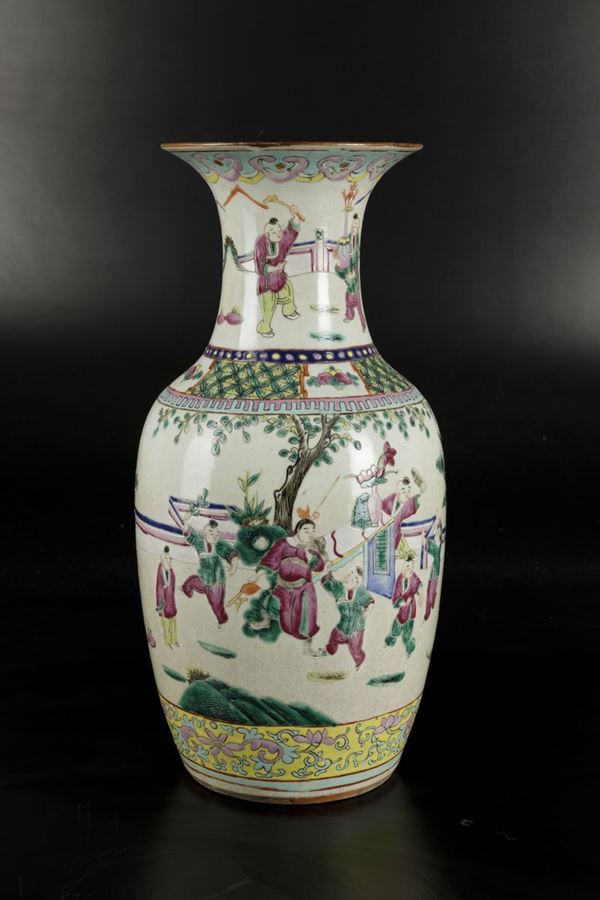 Vaso in porcellana sui toni della Famiglia Rosa raffigurante fanciulli che giocano, Cina, Dinastia Qing, XIX secolo