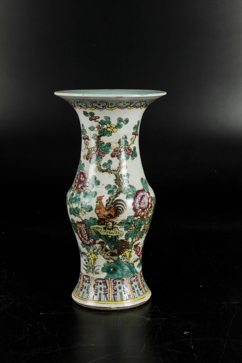 Vaso in Porcellana sui Toni della Famiglia Rosa Raffigurante Galli Entro Paesaggio, Cina, Dinasti...