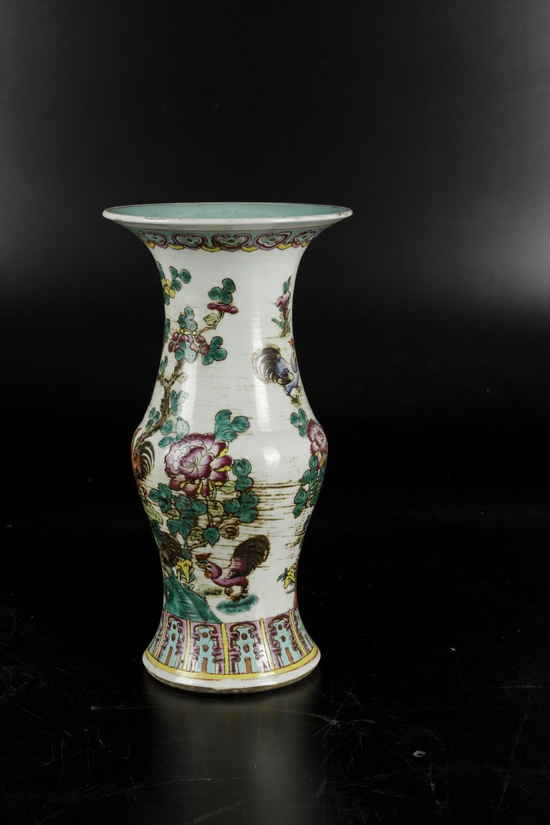 Vaso in Porcellana sui Toni della Famiglia Rosa Raffigurante Galli Entro Paesaggio, Cina, Dinasti...