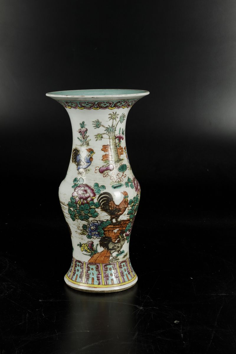 Vaso in Porcellana sui Toni della Famiglia Rosa Raffigurante Galli Entro Paesaggio, Cina, Dinasti...