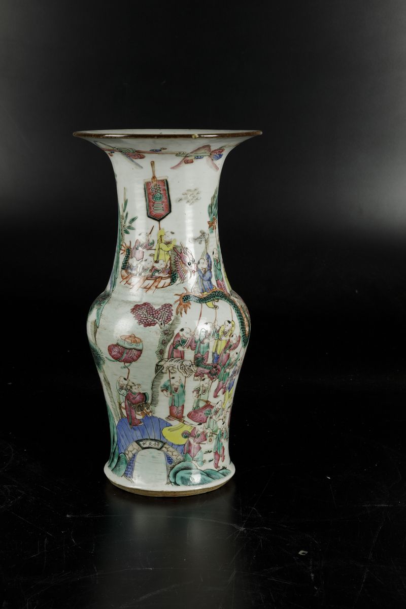 Vaso in Porcellana sui Toni della Famiglia Rosa Raffigurante Scena di Vita di Corte, Cina, Dinast...