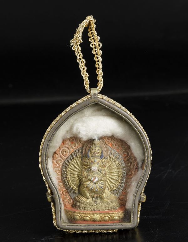 Pendente a foggia di divinità in bronzo dorato con tracce di policromia, Tibet, XVIII secolo