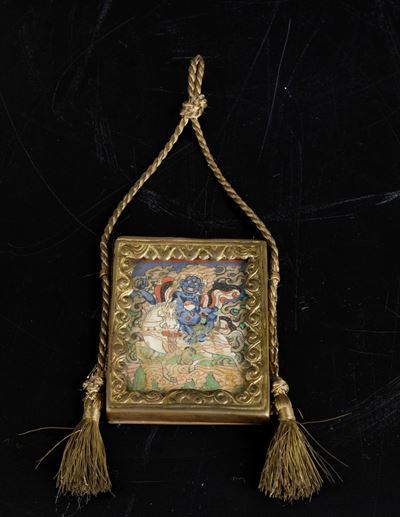 Piccolo Pendente Contenente Dipinto su Carta Raffigurante Divinità, Tibet, XIX Secolo