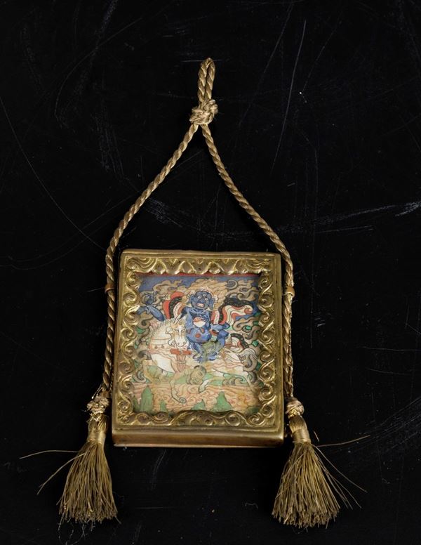 Piccolo pendente contenente dipinto su carta raffigurante divinità, Tibet, XIX secolo
