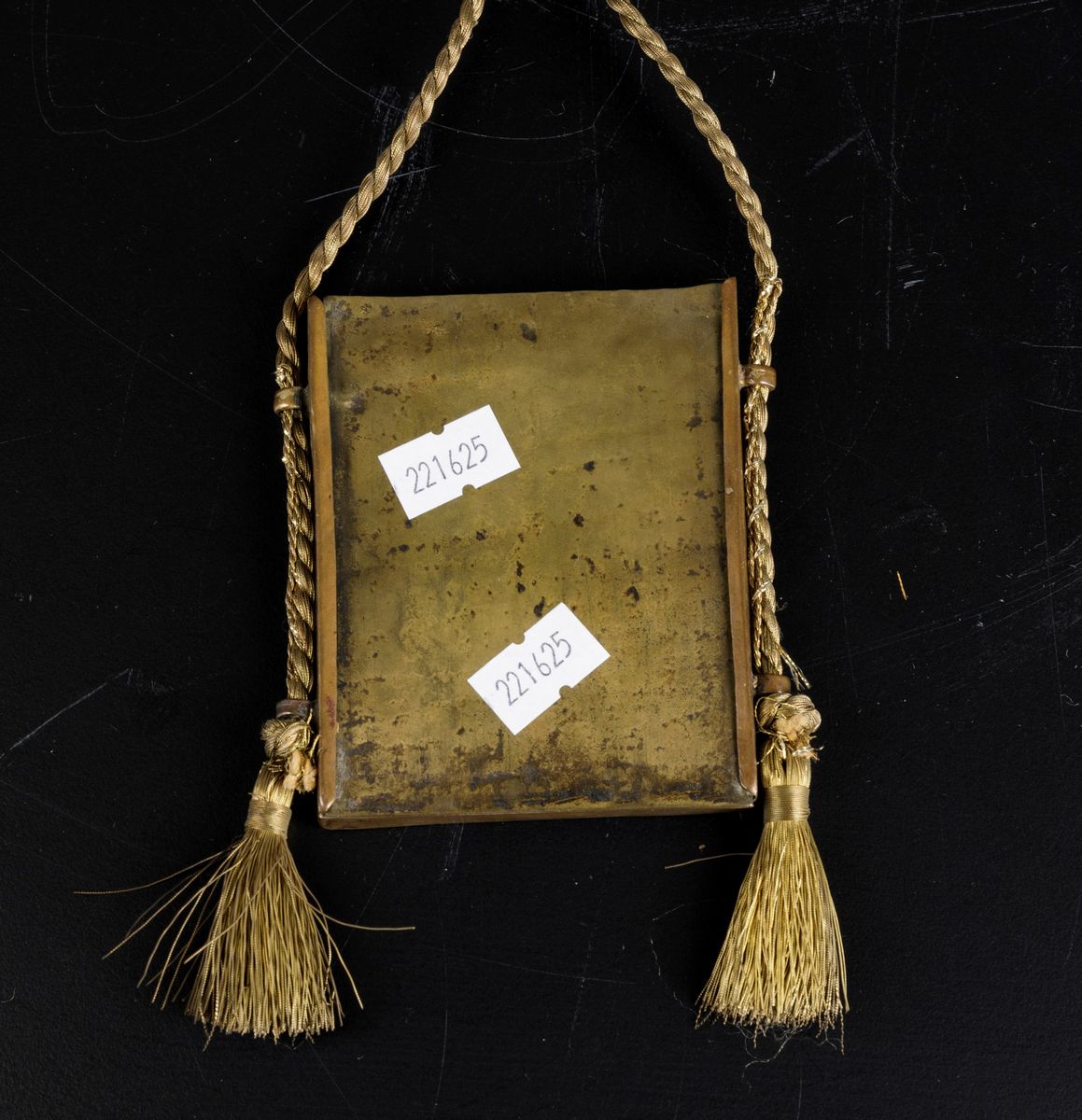 Piccolo Pendente Contenente Dipinto su Carta Raffigurante Divinità, Tibet, XIX Secolo