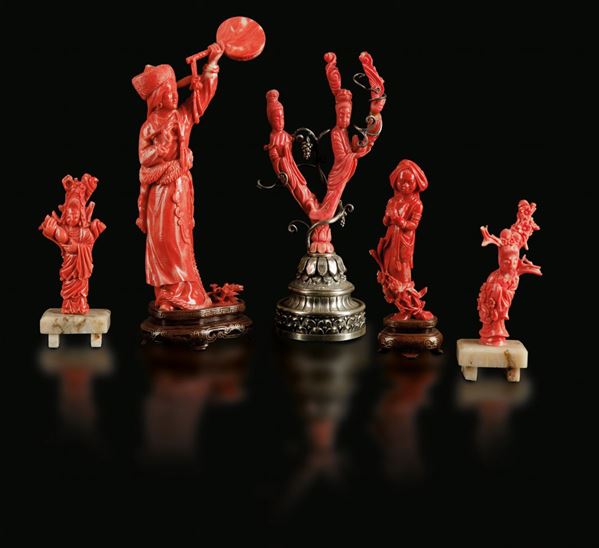 Lotto composto da cinque figure scolpite in corallo raffiguranti fanciulle, Cina, Dinastia Qing, XIX secolo