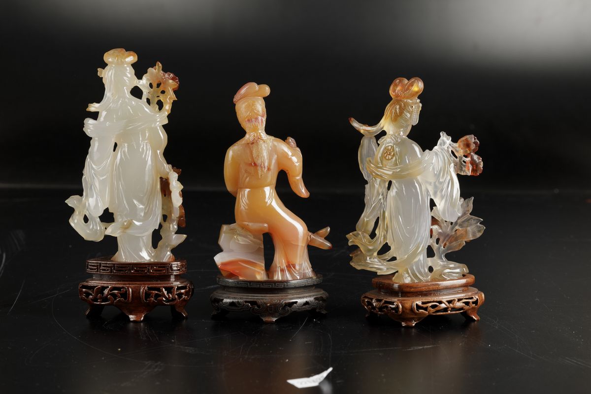 Lotto Composto da Tre Figure di Cortigiane Scolpite in Agata, Cina, XX Secolo
