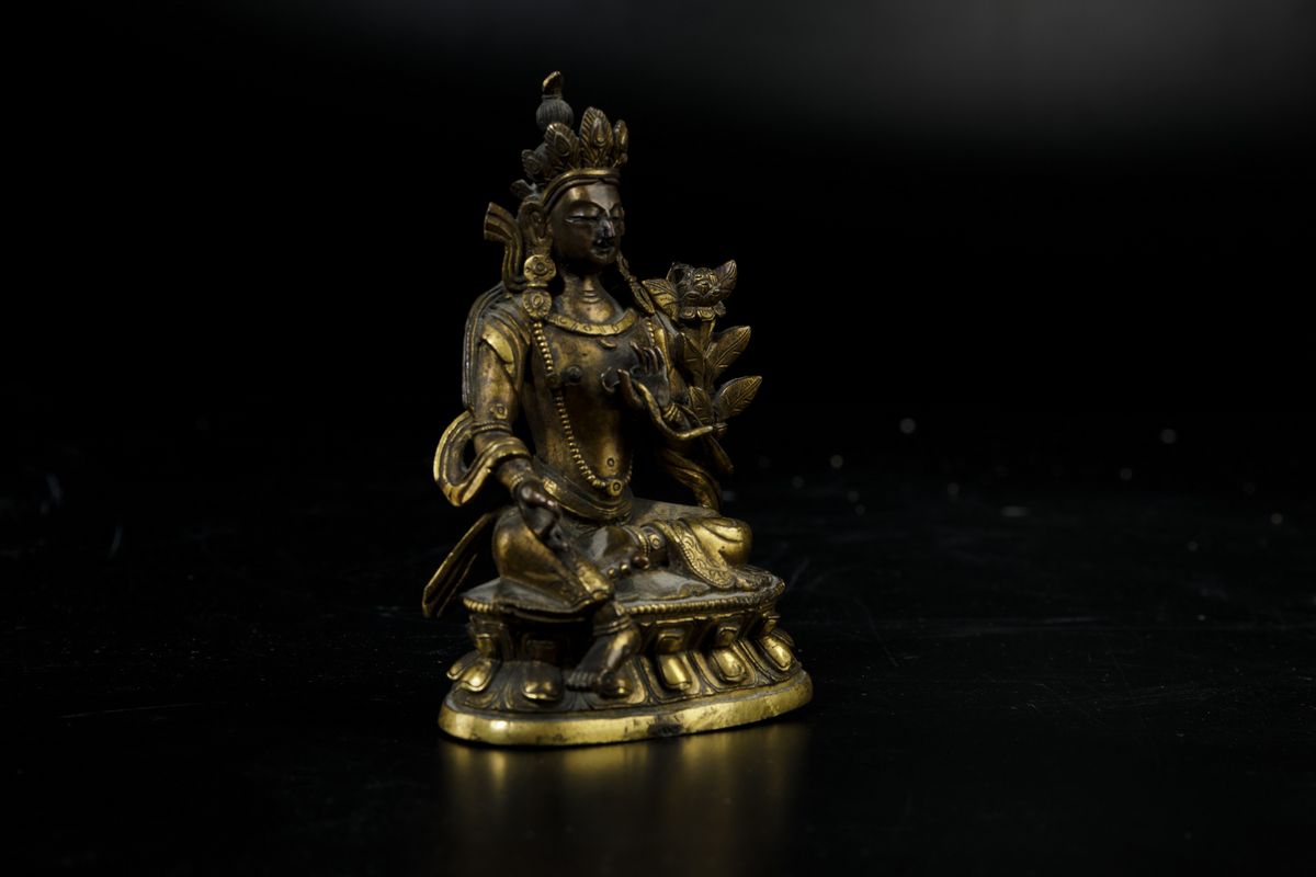 Figura di Buddha Seduto su Doppio Fiore di Loto in Bronzo Dorato, Cina, Dinastia Qing, XVIII Seco...