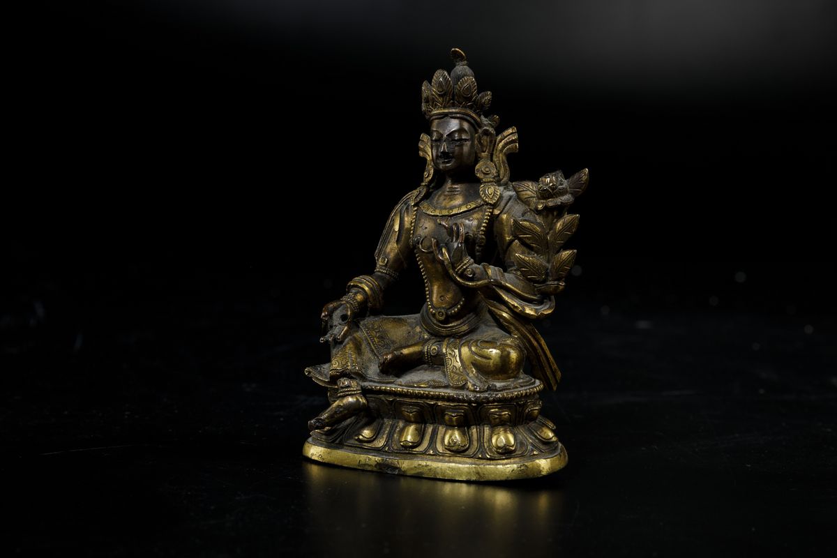 Figura di Buddha Seduto su Doppio Fiore di Loto in Bronzo Dorato, Cina, Dinastia Qing, XVIII Seco...