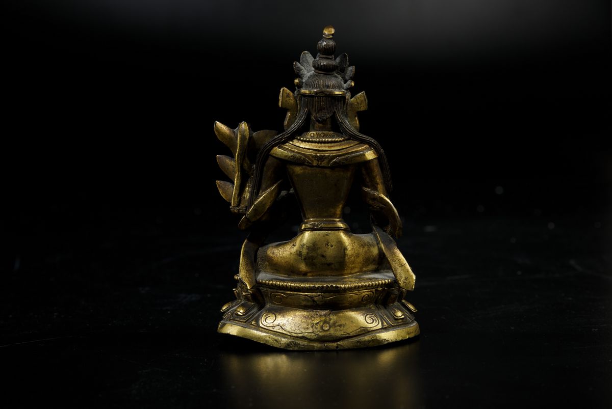 Figura di Buddha Seduto su Doppio Fiore di Loto in Bronzo Dorato, Cina, Dinastia Qing, XVIII Seco...