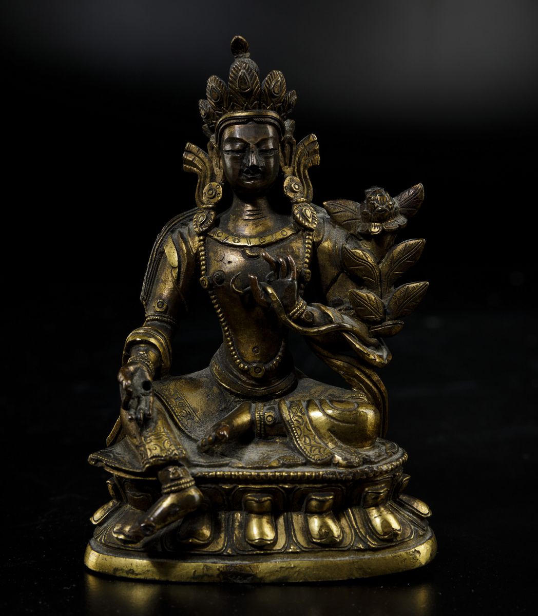 Figura di Buddha Seduto su Doppio Fiore di Loto in Bronzo Dorato, Cina, Dinastia Qing, XVIII Seco...
