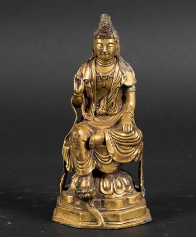 Figura di Guanyin Seduta su Piedistallo a Foggia di Fiore di Loto in Bronzo Dorato, Cina, Dinasti...