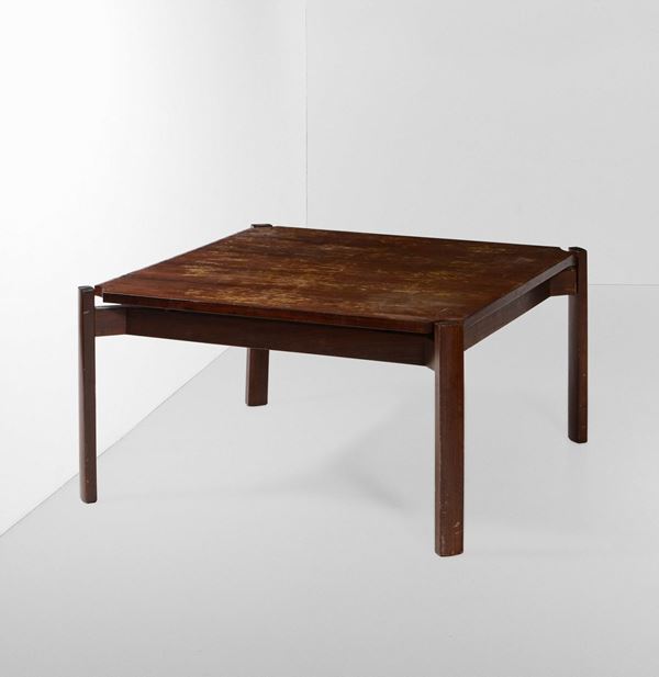 Tavolo basso con struttura in legno.
