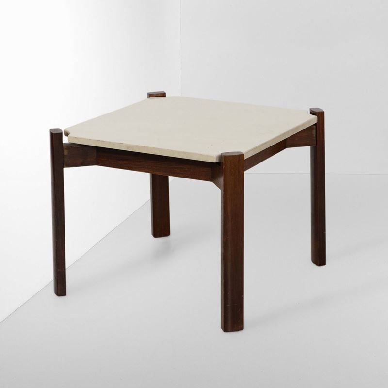 Tavolo basso con struttura in legno e piano in marmo.  - Asta Design Lab - Cambi Casa d'Aste