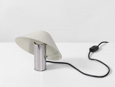 Lampada da Tavolo con Corpo in Acciaio Cromato e Riflettore in Alluminio Laccato.