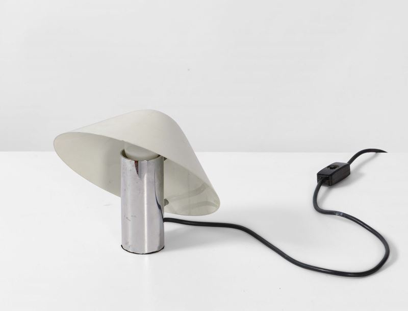 Lampada da tavolo con corpo in acciaio cromato e riflettore in alluminio laccato.  - Asta Design Lab - Cambi Casa d'Aste