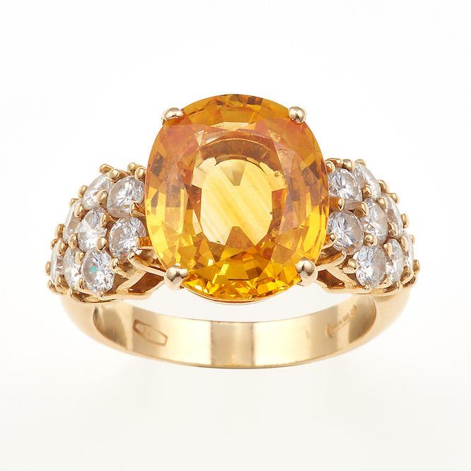 Anello con corindone giallo di ct 9.00 e piccoli diamanti a contorno  - Auction Fine Jewels - Cambi Casa d'Aste