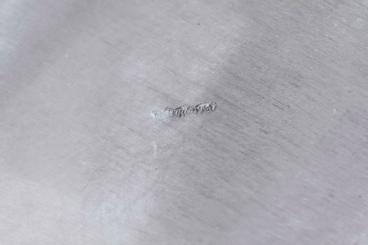Grande Scaldavivande in Argento Fuso e Cesellato. Argenteria Italiana del XX Secolo. Argentiere R...