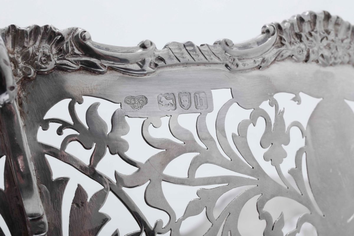 Cestino in Argento Sterling Traforato e Cesellato. Londra 1903. Argentieri Goldsmiths & Silversmi...