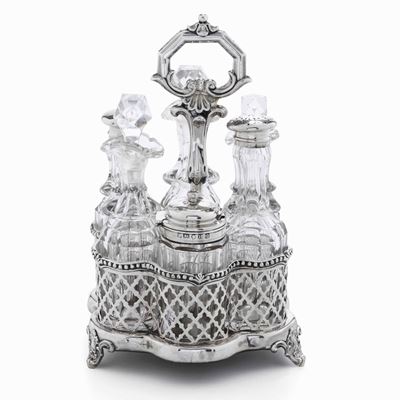 Oliera in Argento Sterling Traforato e Cesellato con Ampolle in Vetro. Sheffield 1850 (cestino) e...