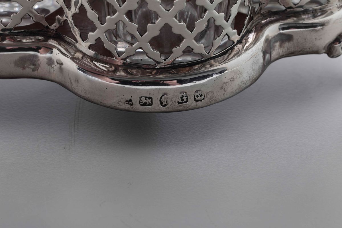 Oliera in Argento Sterling Traforato e Cesellato con Ampolle in Vetro. Sheffield 1850 (cestino) e...